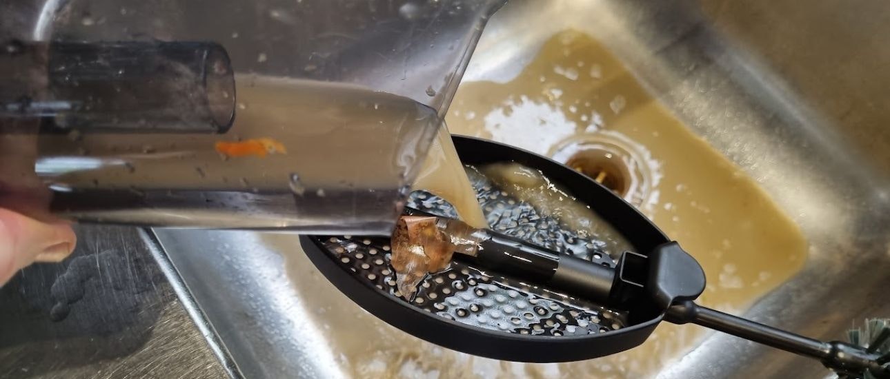 Emptying floor cleaner tank