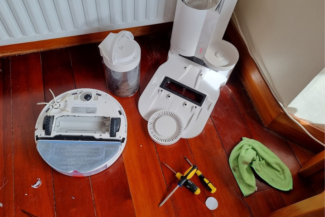 Image of a robot vacuum cleaner mid-service