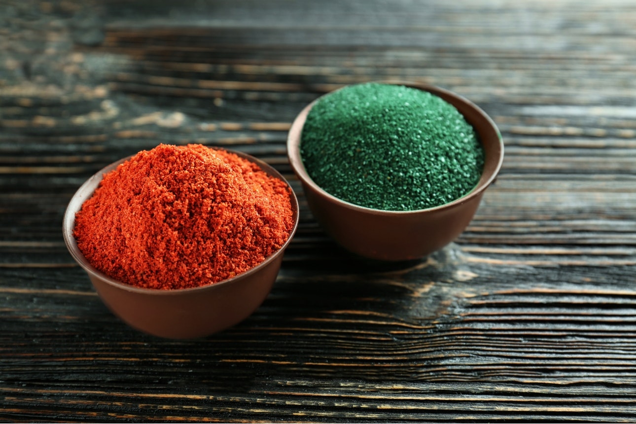 Red and green superfood powders.